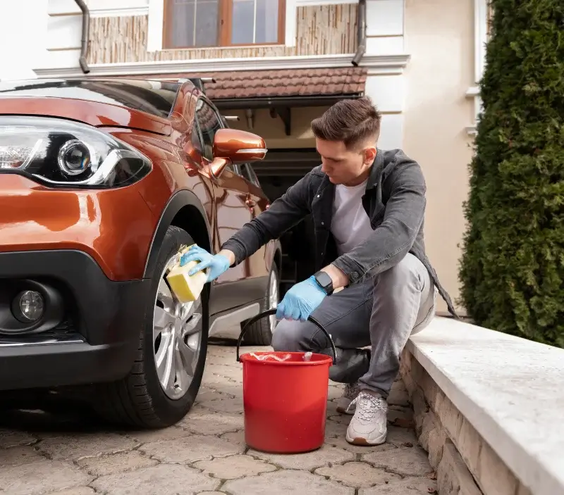 Lavage auto à domicile Pont-Croix : professionnel intervenant sur un véhicule